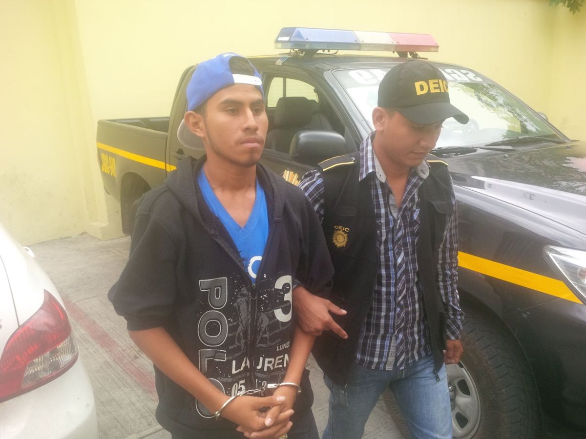 Raxón Jopia podría haber participado en el asalto a un bus, la muerte de un pasajero y la violación de una menor el 20 de abril.  (Foto Prensa Libre: PNC)