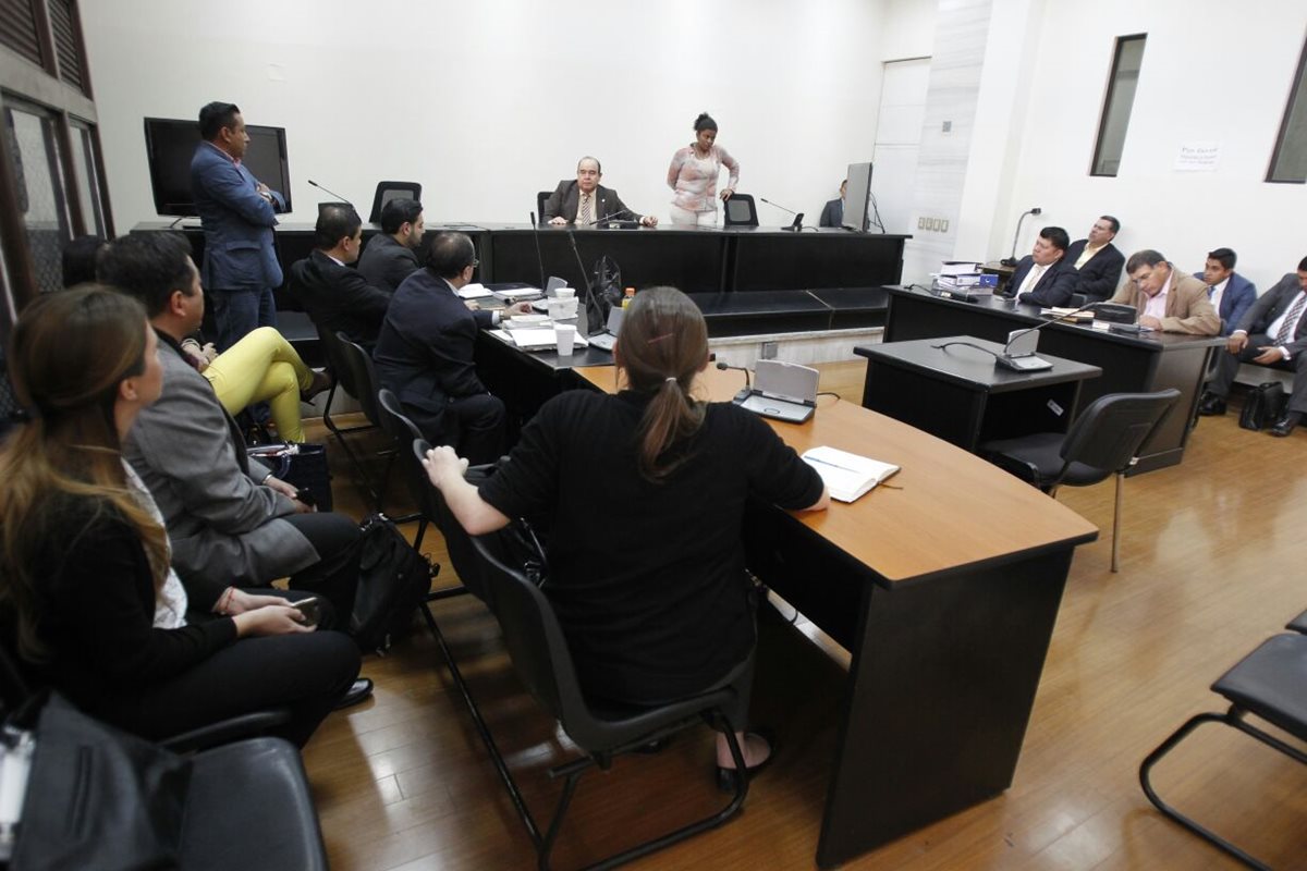 El juez decidió suspender la audiencia de primera declaración del caso El Bodegón por la incomparecencia de todos los implicados. (Foto Prensa Libre: Paulo Raquec)