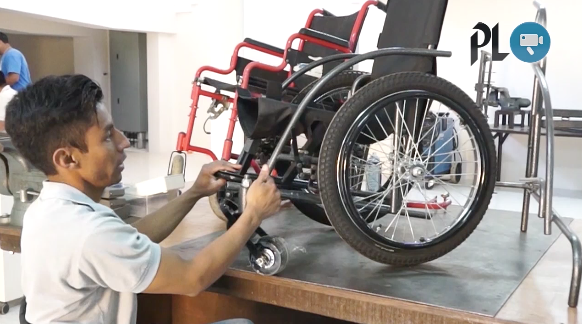 Juan Ajanel elabora silla de ruedas para los más necesitados. (Foto Prensa Libre: Gabriela López)