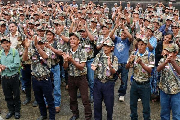 Representantes de 260 comunidades firmaron acuerdo con Energuate, en Alta Verapaz. (Foto Prensa Libre: Eduardo Sam).