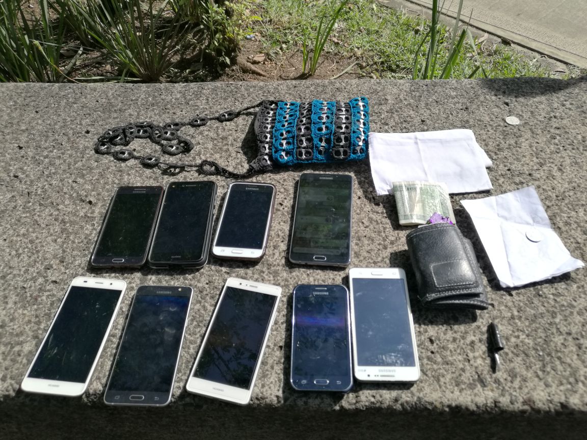 A los asaltantes les decomisaron nueve teléfonos celulares que supuestamente habían robado en el bus. (Foto Prensa Libre: PNC)