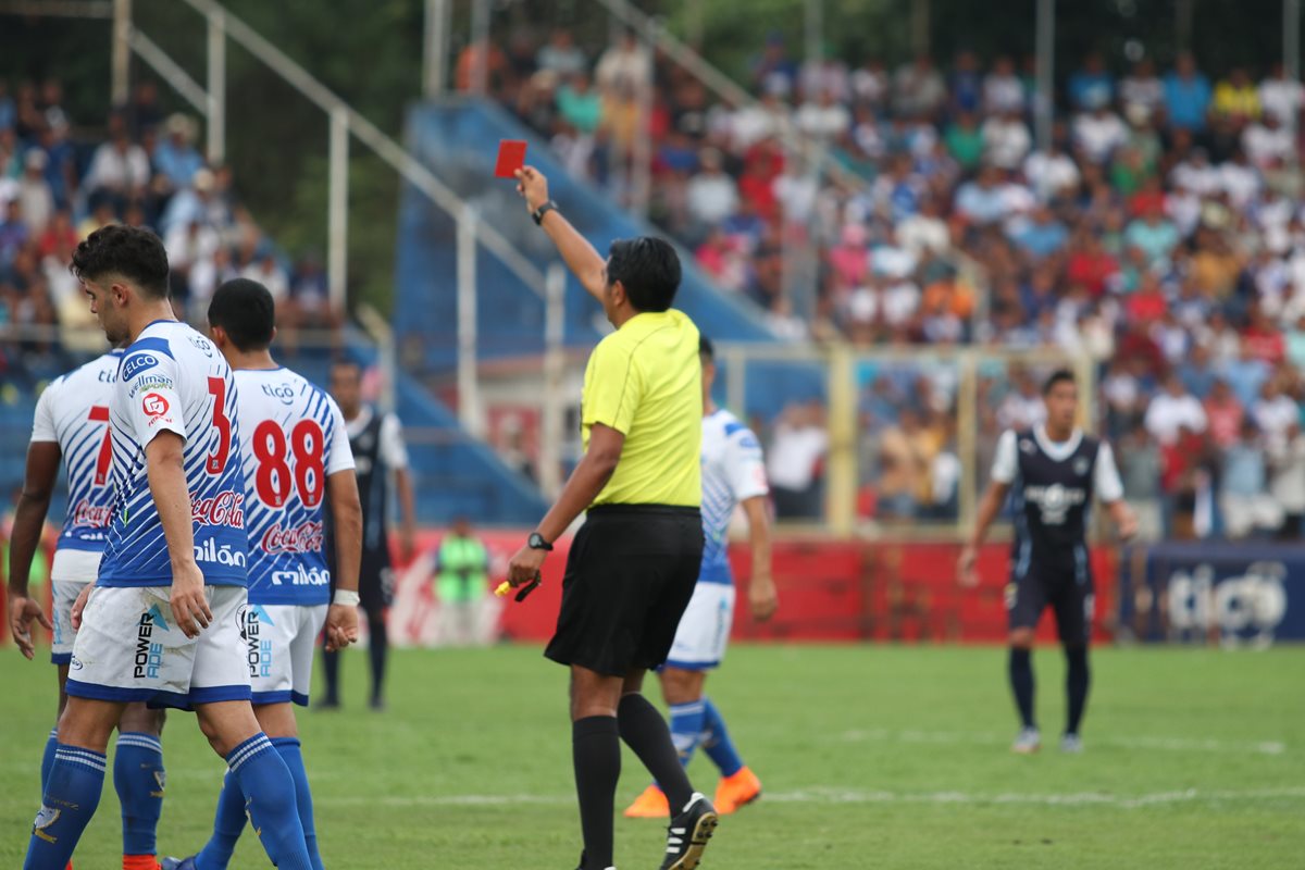 Éver López mostró ocho tarjetas amarillas (cinco para los cremas) y dos rojas en el encuentro. (Foto Prensa Libre: Raúl Juárez)