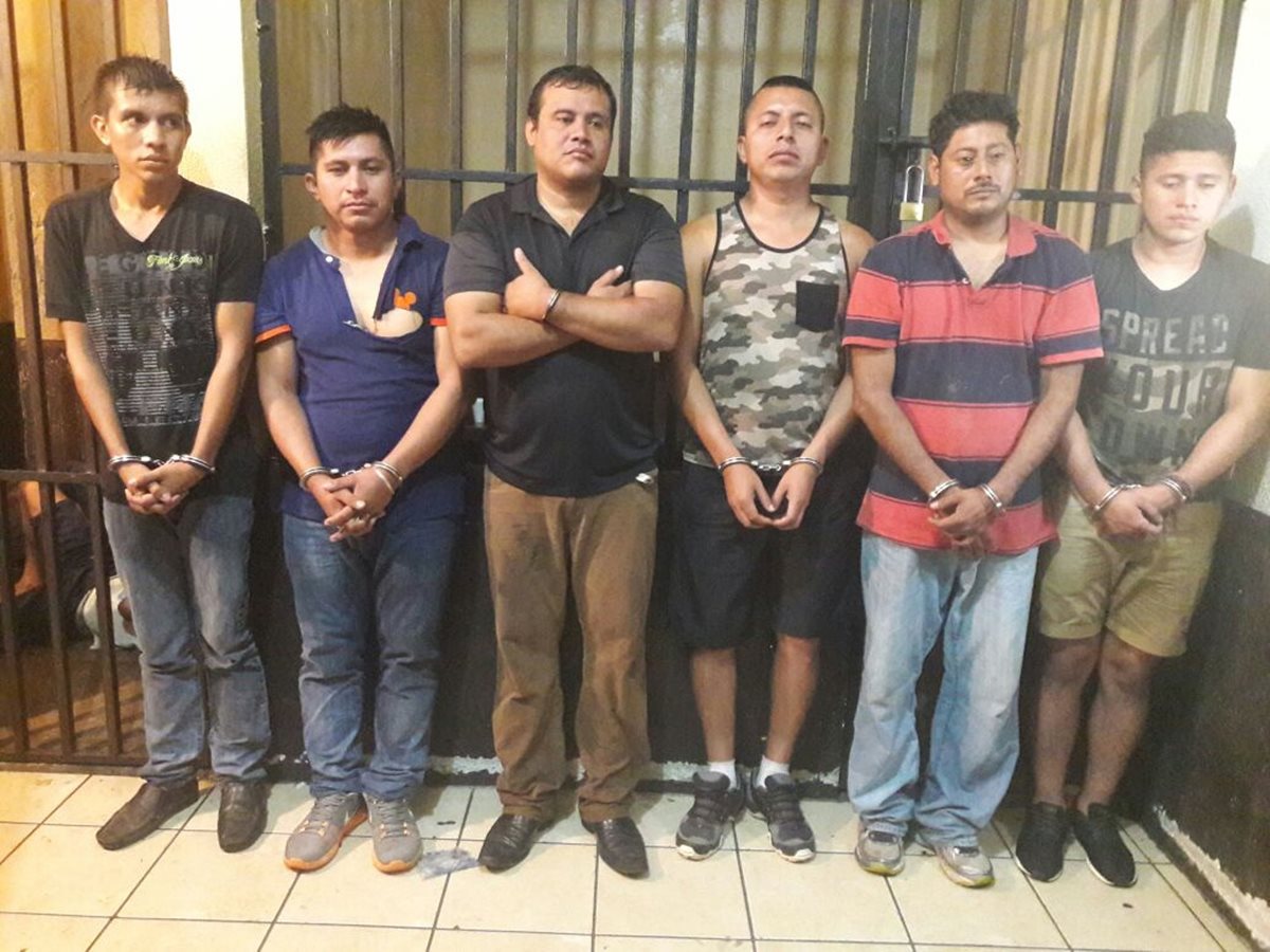 Los seis capturados fueron trasladados al Juzgado de turno de Escuintla. (Foto Prensa Libre: Carlos Paredes)