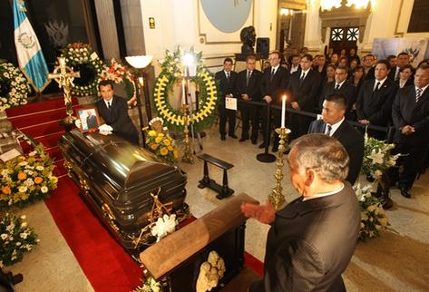 Homenaje póstumo para el diputado Amildo Morales, quien murió tras ser embestido por un toro. (Foto Prensa Libre: Esbin García)