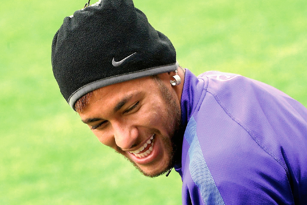 El buen momento que vive Neymar con el FC Barcelona, puede aportar a la selección de Brasil. (Foto Prensa Libre: EFE)