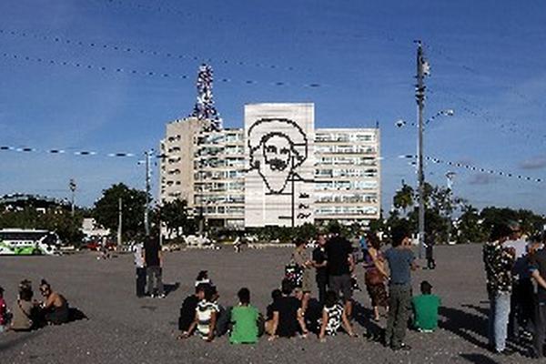 Varios activistas cubanos fueron arrestados en coincidencia con una "tribuna abierta" convocada en este lugar por la artista Tania Bruguera quien, según sospechan fuentes de la disidencia, también podría haber sido detenida (Foto Prensa Libre: EFE).