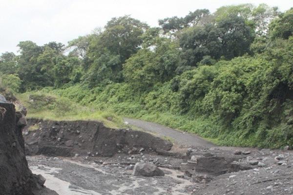 Correntadas con material del Volcán de Fuego parten el camino hacia seis comunidades. (Foto Prensa Libre: Melvin Sandoval)
