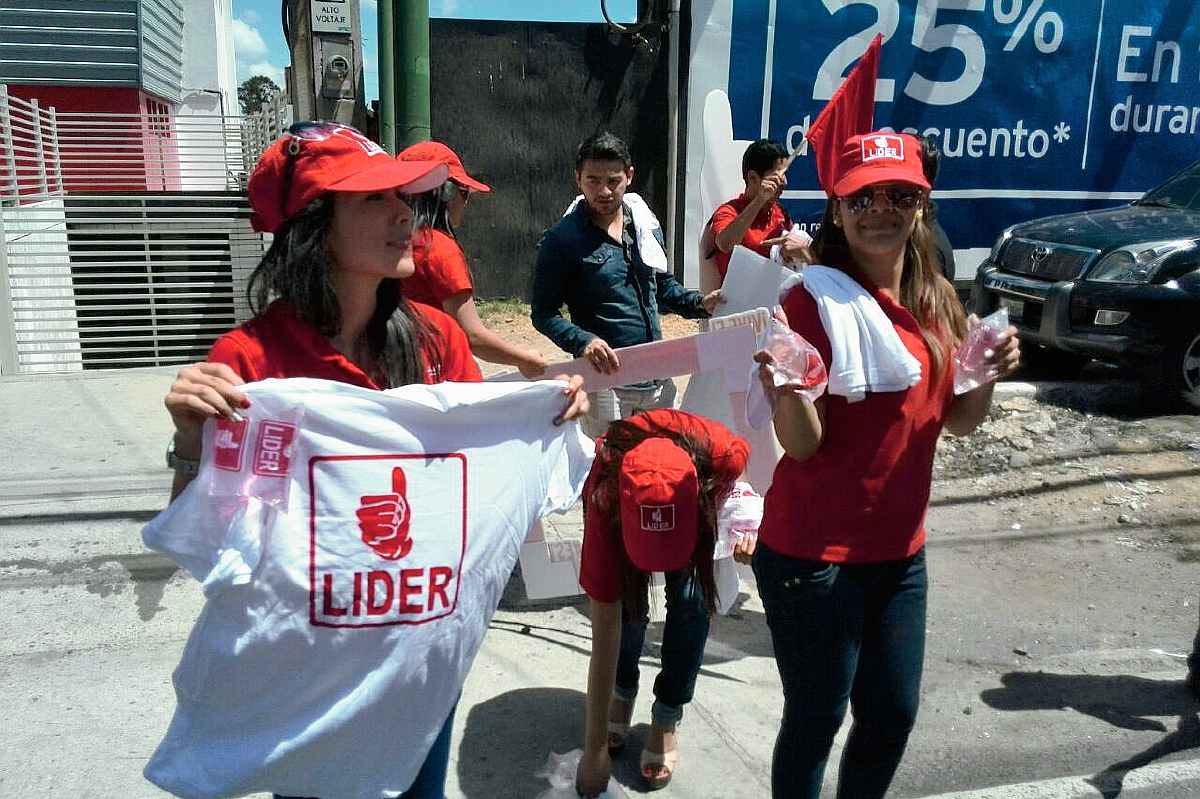 Miembros del partido Líder regalaron playeras este miércoles  en distintos sectores ( Foto Prensa Libre: Estuardo Paredes)