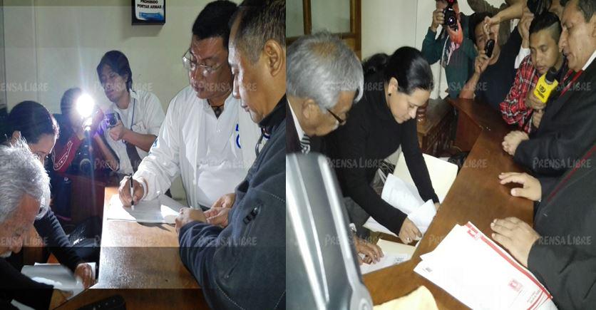 Integrantes de UCN y Líder inscriben a sus candiadatos presidenciables ante el TSE. (Foto Prensa Libre, E. Bercían)