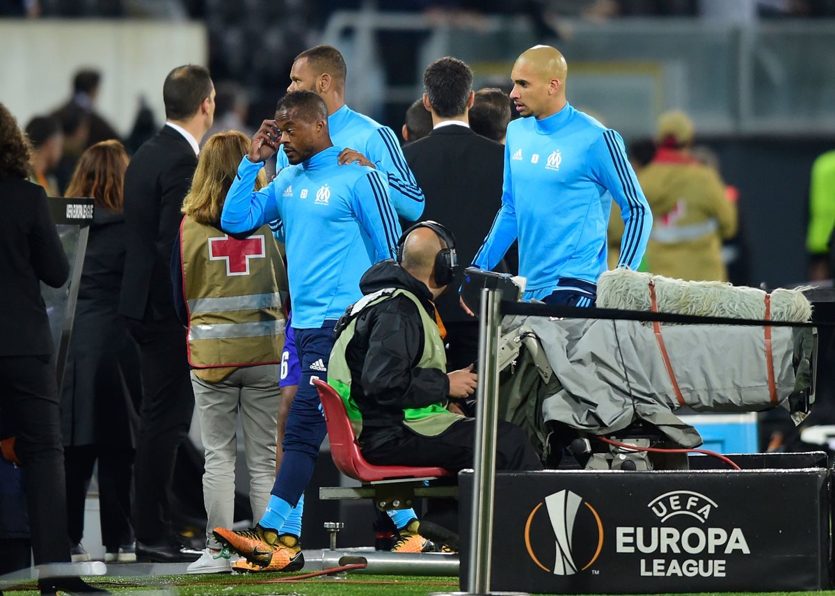 Patrice Evra queda fuera del Marsella y su carrera se le complica por haberle pegado a un aficionado. (Foto Prensa Libre: AFP)