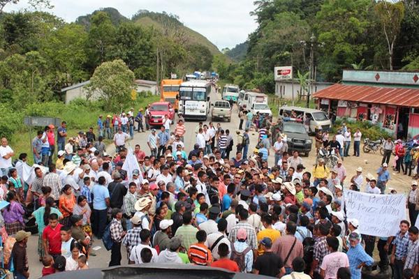 Un grupo de campesinos impide el paso de vehículos en la aldea Machaquilá, en Poptún. (Foto Prensa Libre: Rigoberto Escobar)  <br _mce_bogus="1"/>