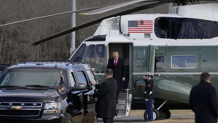 El presidente Donald Trump, envuelto en polémica por un reciente informe, desciende de una aeronave en Virginia. (Foto Prensa Libre: AFP)