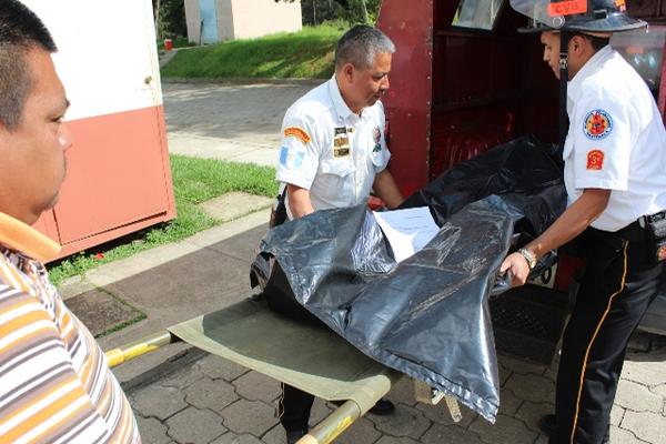Bomberos Voluntarios trasladan el cadáver a la morgue de Quiché. (Foto Prensa Libre: Óscar Figueroa)<br _mce_bogus="1"/>