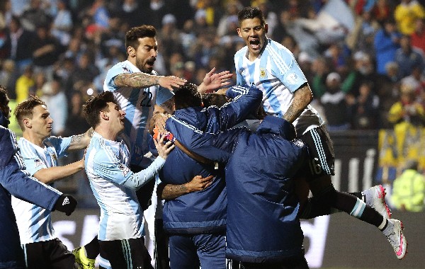 La euforia de los argentinos por eliminar a Colombia en los cuartos de final.