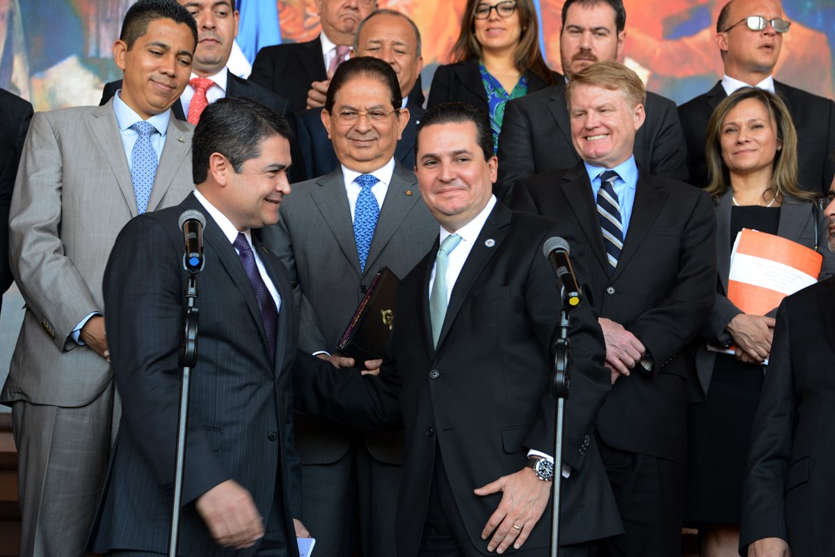 El presidente de Honduras (izq.) Juan Orlando Hernández, saluda a delegados de la OEA en ese país. (Foto Prensa Libre: AFP).