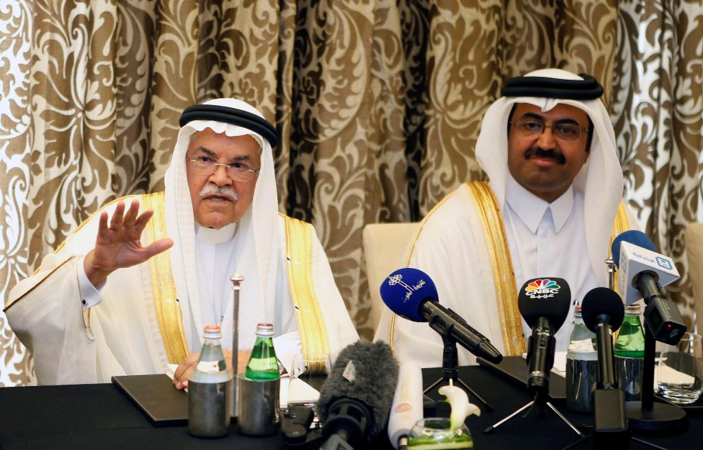 El ministro saudí de Petróleo y Recursos Minerales, Ali al Nuaimi (i), y el presidente de la Organización de Países Exportadores de Petróleo (OPEP), Mohamed Saleh al Sada. (Foto Prensa Libre: EFE)