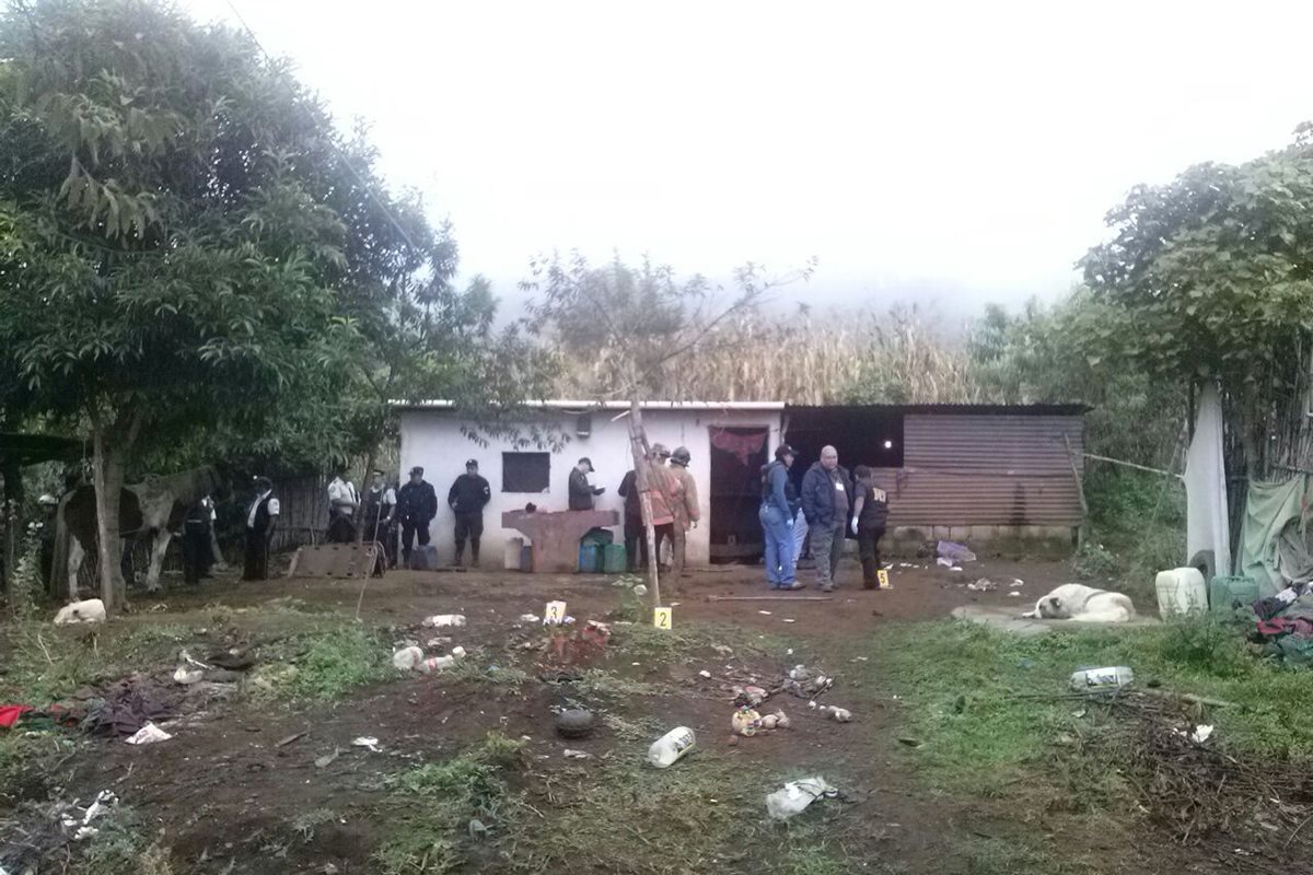 Socorristas y agentes policiales resguardan acordonan la vivienda donde fueron masacrados cuatro integrantes de una familia, en Santa María de Jesús, Sacatepéquez. (Foto Prensa Libre: Renato Melgar)