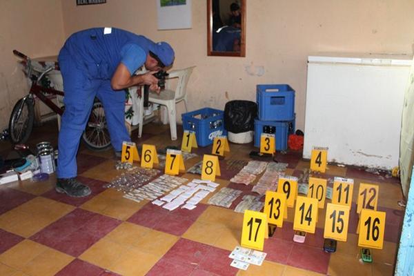 Fiscales del MP contabilizan lo incautado en una de las viviendas, en  Santa Elena, Flores, Petén. (Foto Prensa Libre: Rigoberto Escobar) </p><p> 