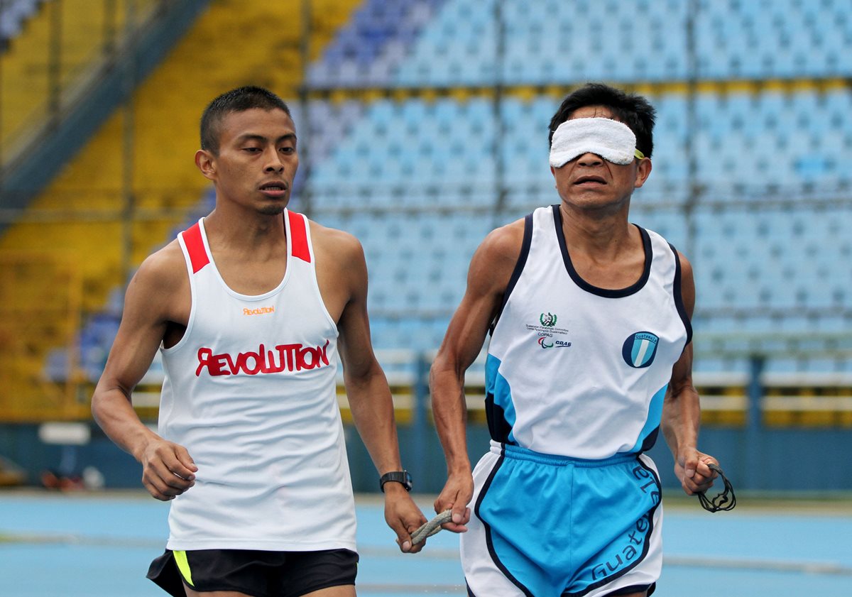 Óscar Raxón y su guía Santos Martínez durante un entrenamiento en el estadio Doroteo Guamuch Flores. (Foto Prensa Libre: Cortesía COG)