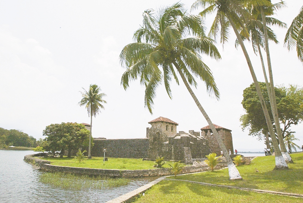 El Castillo de San Felipe, en Izabal, es uno de los sitios que son impulsados. (Foto Prensa Libre: Hemeroteca PL)