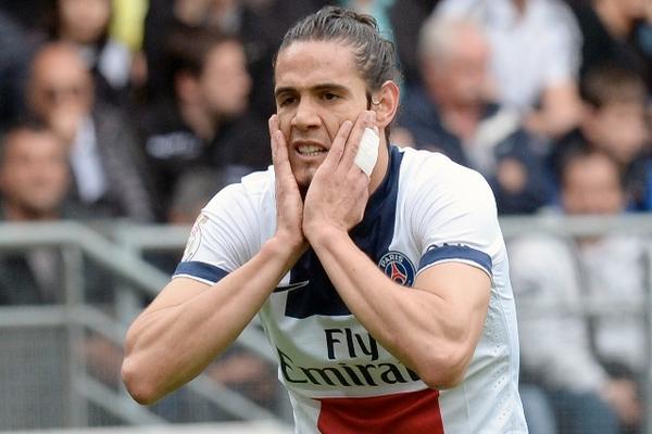 Cavani se lamenta tras fallar una opción clara de gol que pudo haber cambiado la historia del partido. (Foto Prensa Libre: AFP)