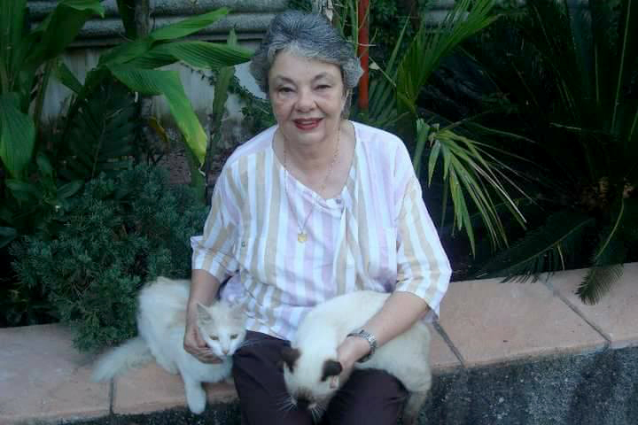 Carmen Martínez de Aldana durante varios años mostró su cariño por los gatos. (Foto Prensa Libre: Dony Stewart).