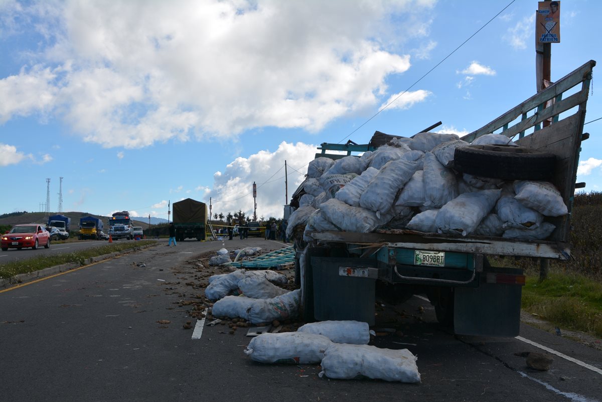 Sacos con papas que transportaba un camión quedan esparcidos en la cinta asfáltica luego de choque, en el km 170 de la ruta Interamericana, Santa Catarina Ixtahuacán, Sololá. (Foto Prensa Libre: Édgar René Sáenz)