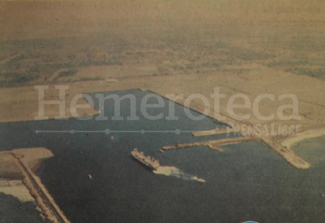Fotografía aérea del Puerto Quetzal en 1985. (Foto: Hemeroteca PL)