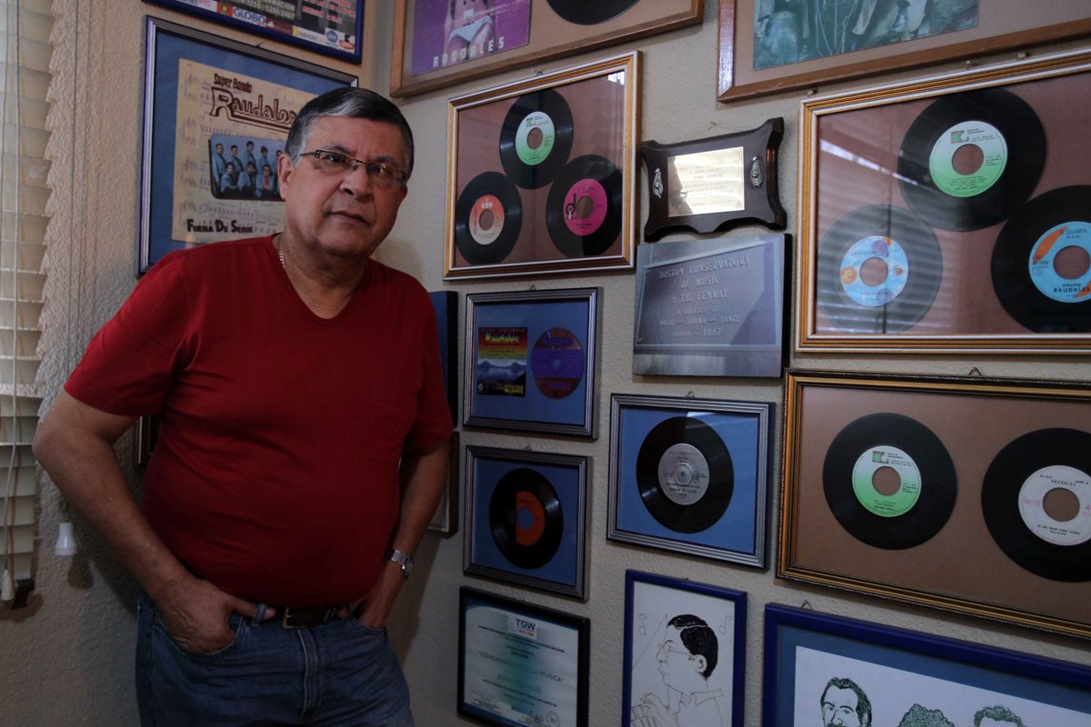 El cantautor guatemalteco tiene una larga trayectoria en la música. (Foto Prensa Libre: Carlos Vicente)