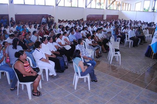 Asistentes escuchan discursos durante el acto de inauguración del centro universitario. (Foto Prensa Libre: Edgar Girón)<br _mce_bogus="1"/>