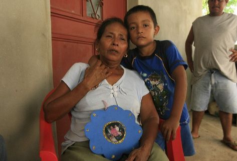 Sonia Jordán, madre de Rosa Raquel Alegría, y su nieto, Jansi José Alegría, lloran en la aldea Virginia.