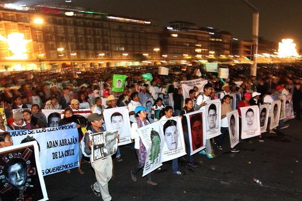 Mexicano se reúnen en el Zócalo capitalino para exigir justicia por la desaparición de estudiantes. (Foto Prensa Libre: AP)