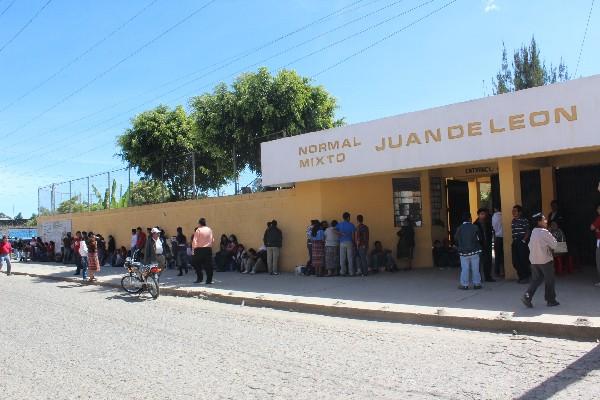 Padres de familia de Quiché hacen fila para obtener un cupo para sus hijos.