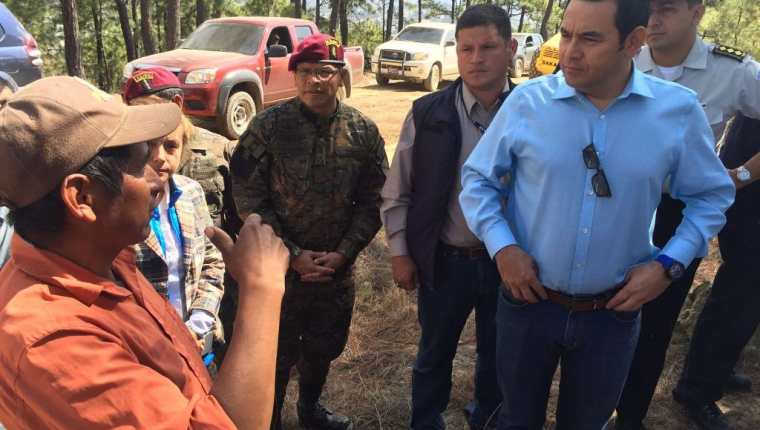 Mandatario Jimmy Morales dialoga con vecino de Aguacatán. (Foto Prensa Libre: Cortesía).