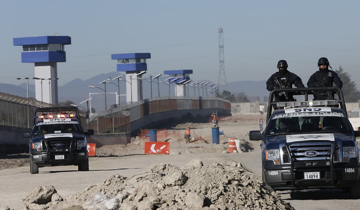 El Gobierno de México dijo que toma medidas extremas de seguridad en las afueras del penal del Atltiplano. (Foto Prensa Libre: EFE).