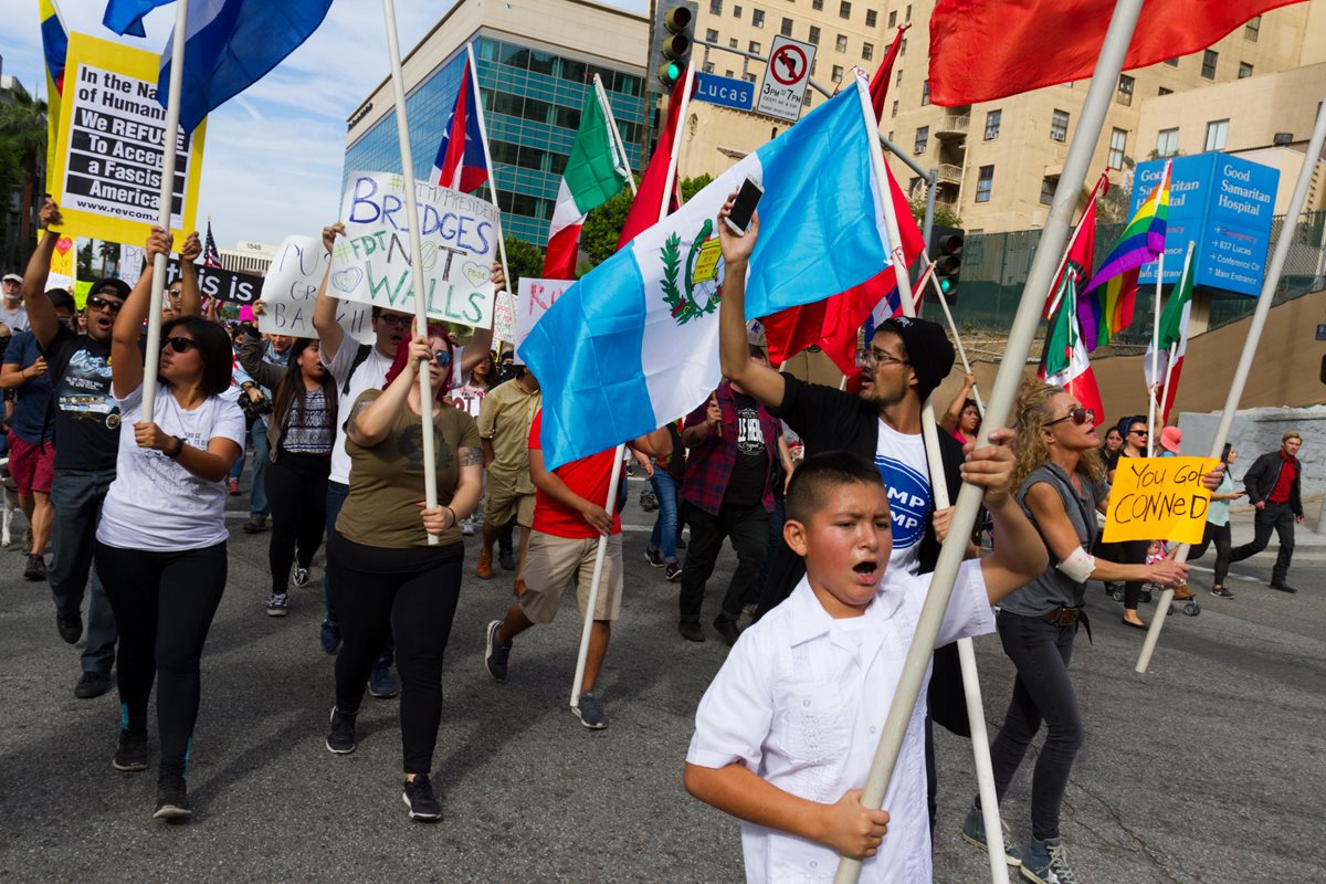 Inmigrantes protestan en Los Ángeles por el resultado de elección de Donald Trump a la Presidencia de EE.UU. (Foto Prensa Libre: EFE).