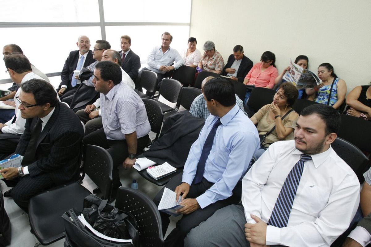 Los acusados escuchan la resolución del Tribunal Octavo de Sentencia. (Foto Prensa Libre: Paulo Raquec)