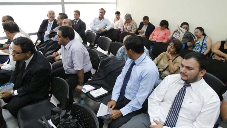 Los acusados escuchan la resolución del Tribunal Octavo de Sentencia. (Foto Prensa Libre: Paulo Raquec)
