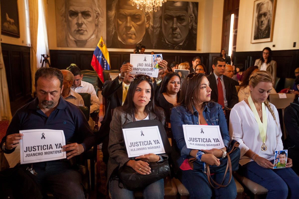 Familiares de líderes opositores de Venezuela durante una reunión en la Asamblea Nacional en Caracas, Venezuela. (Foto Prensa Libre: EFE).