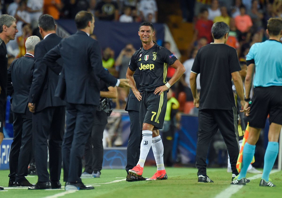 Cristiano, incrédulo y  molesto, dejó el terreno de juego. (Foto Prensa Libre: AFP)
