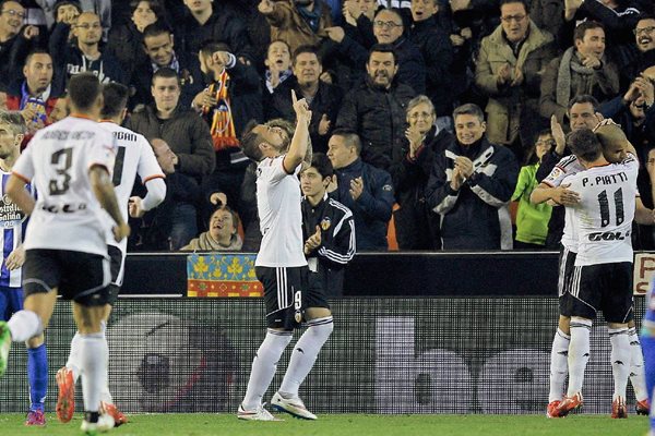 El delantero del Valencia Paco Alcácer (centro) celebra tras marcar el segundo gol ante el Deportivo de La Coruña. (Foto Prensa Libre: EFE).