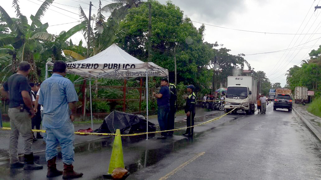 Madre e hija muerieron al chocar contra camión, en Morales, Izabal. (Foto Prensa Libre: Dony Stewart)