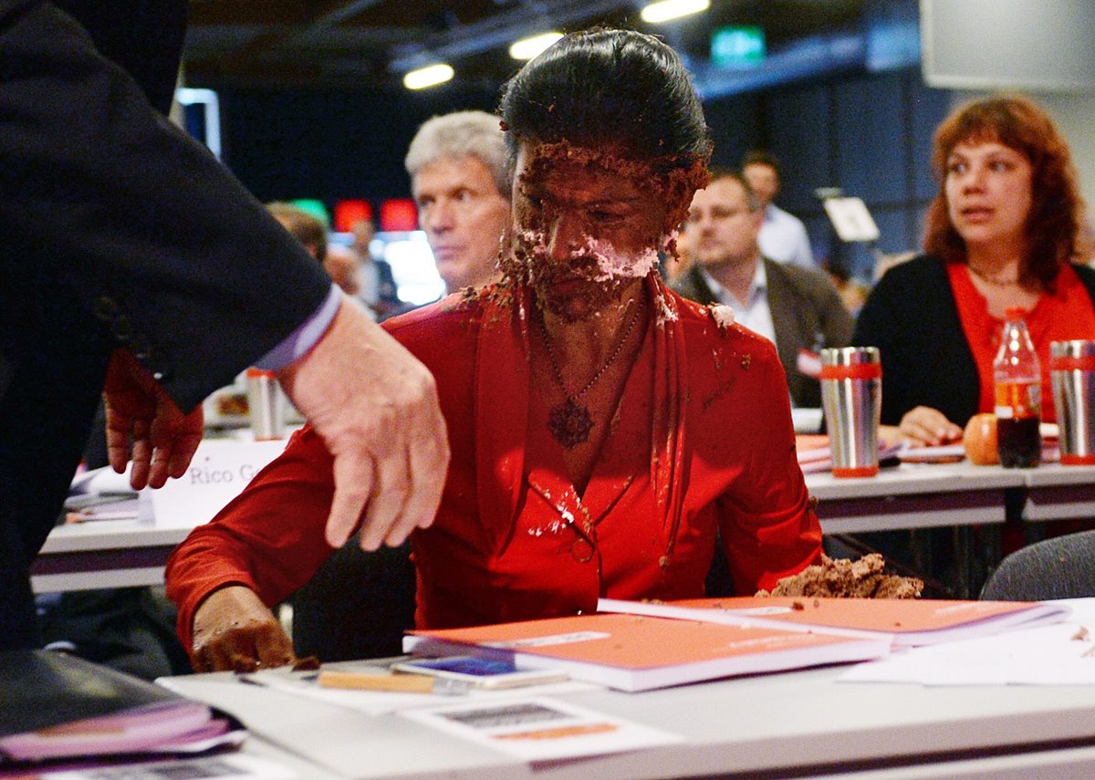 Sahra Wagenknecht, parlamentaria de la oposición alemana es agredida con tartazo. (Foto Prensa Libre: AP)