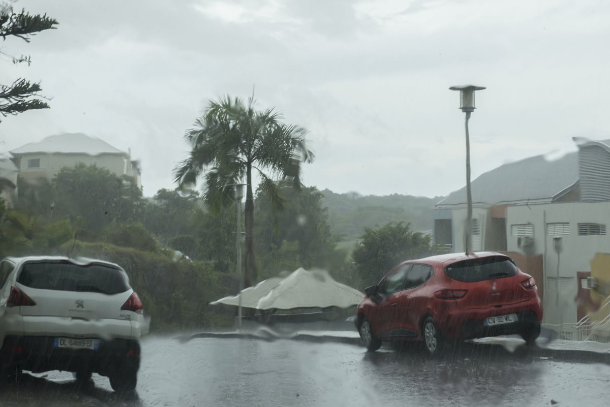 La isla francesa de Guadalupe comienza a sentir los efectos de la llegada del huracán Irma.(AFP).