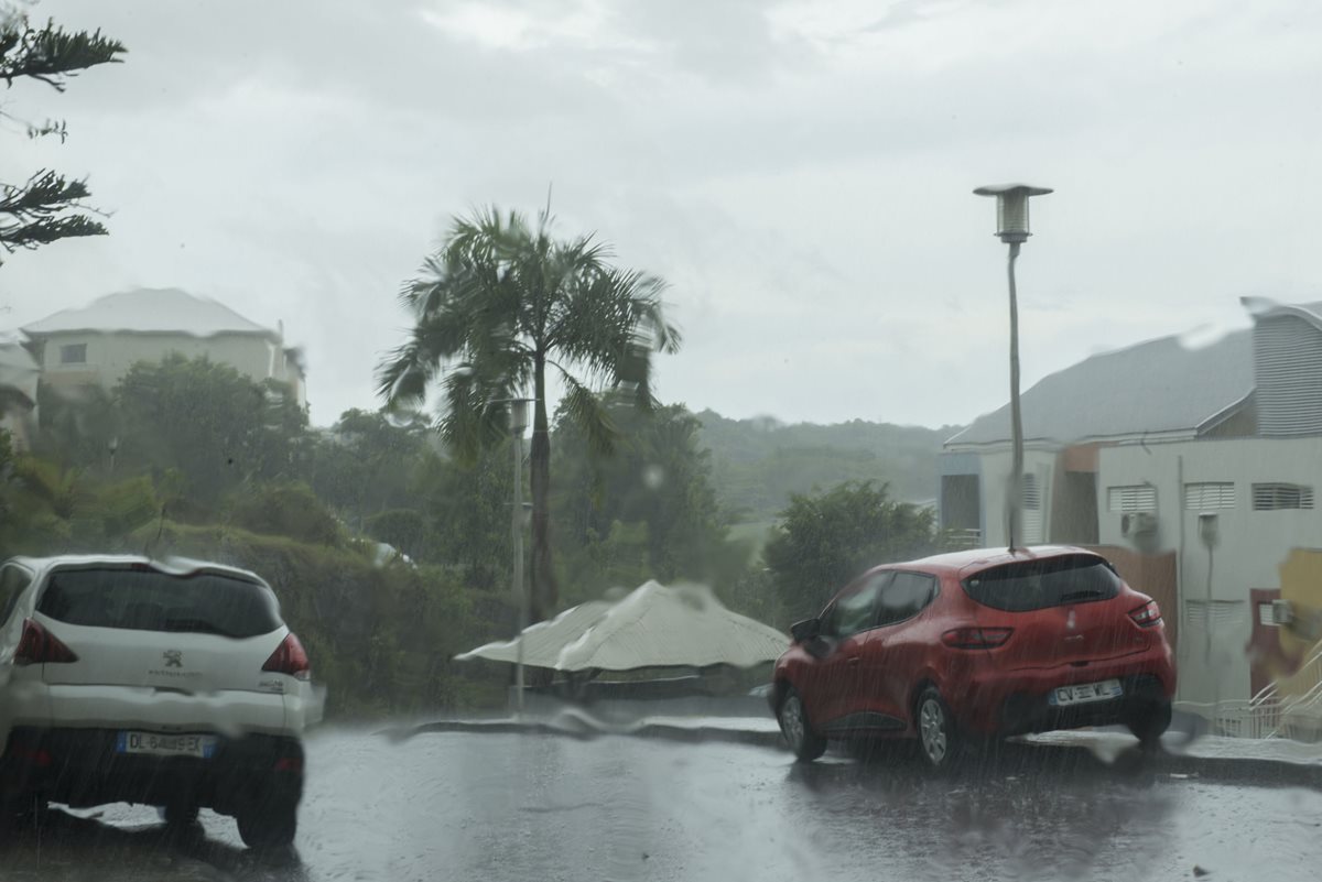 La isla francesa de Guadalupe comienza a sentir los efectos de la llegada del huracán Irma.(AFP).