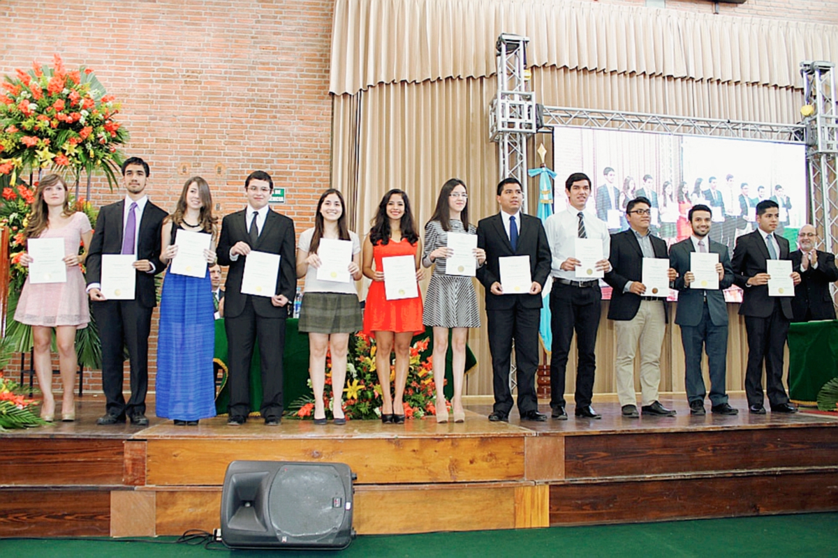 Alumnos distinguidos recibieron reconocimientos de parte de las autoridades de la UVG. (Foto Prensa Libre: cortesía UVG)