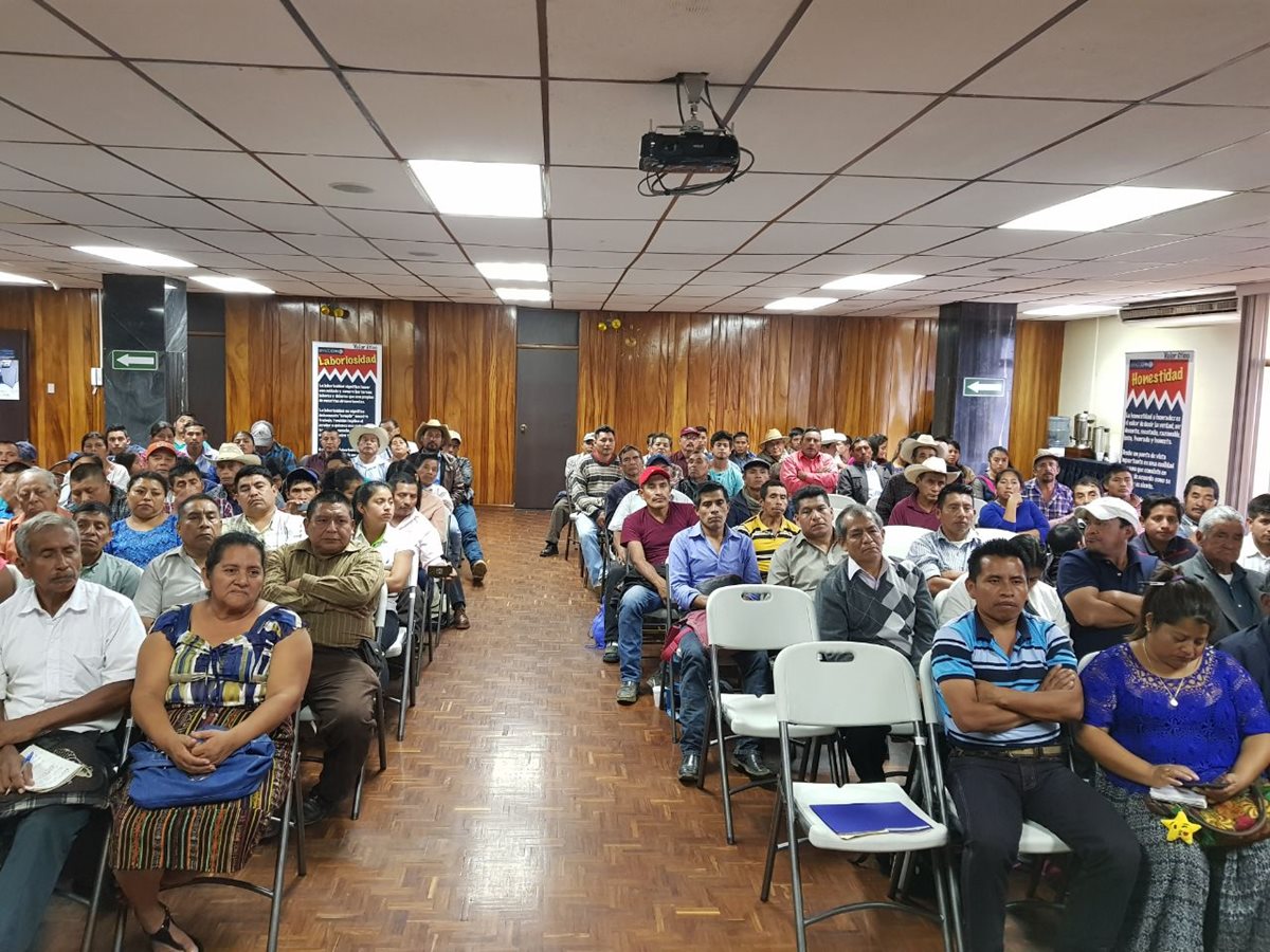 Empresarios del transporte urbano de Mixco escuchan con atención los requisitos para optar a un préstamo en el Crédito Hipotecario Nacional. (Foto Prensa Libre: Cortesía)