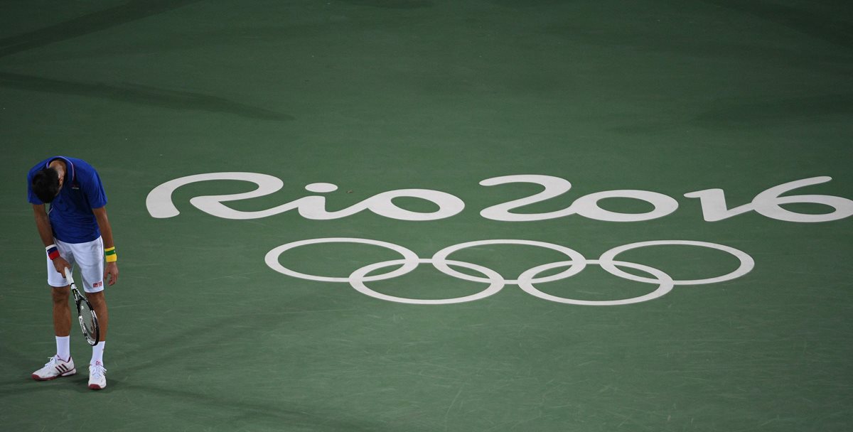 Novak Djokovic no ocultó su desilusión luego de despedirse de los Juegos Olímpicos de Río 2016. (Foto Prensa Libre: AFP)