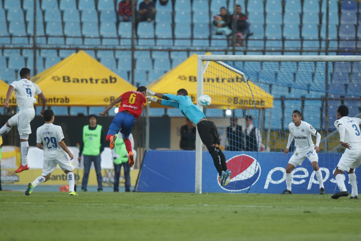 Fredy Pérez recibió dos goles en el clásico 291. Los cremas perdieron 2-1 en el Mateo Flores. (Foto Prensa Libre).
