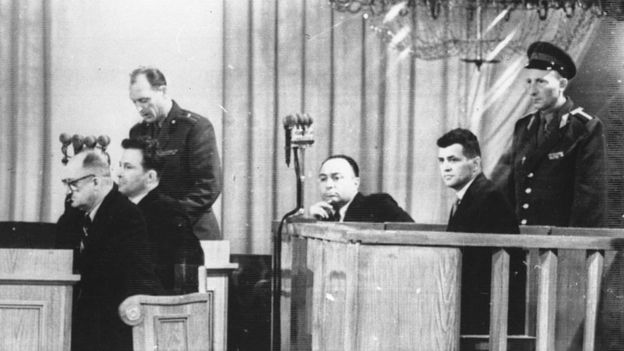El piloto estadounidense Gary Powers (segundo desde la derecha) fue condenado por espionaje en la URSS, pero luego fue intercambiado por el espía soviético Rudolf Abel. GETTY IMAGES